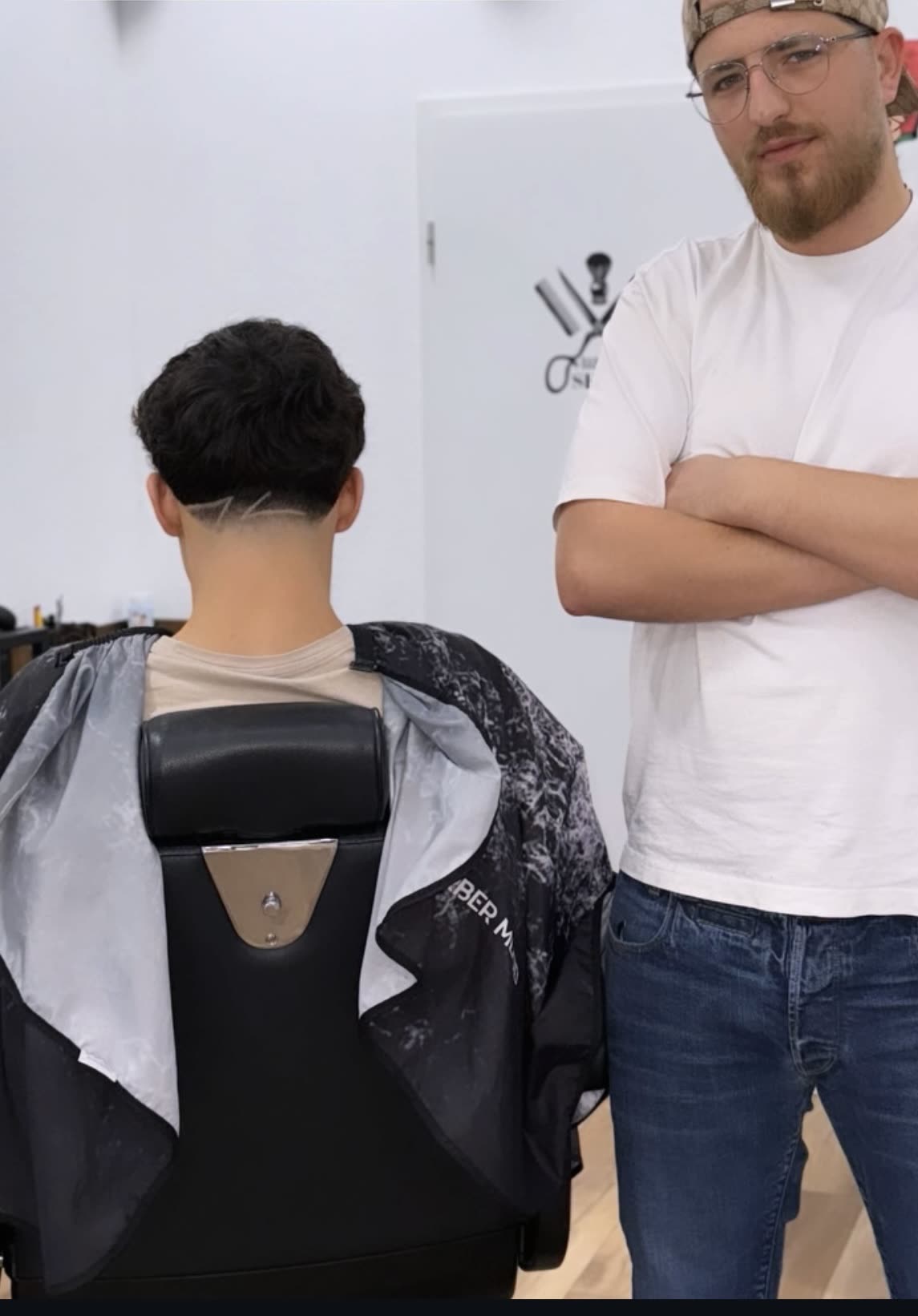 Omar mit Kunden im Barbershop Systemcut Koblenz-Metternich